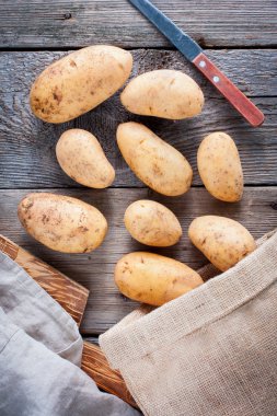 Ahşap bir masa, üstten görünüm genç ham taze patates