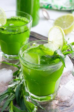 Ev yapımı limonata taze tarthun kireç cam bardaklarda, seçici odak ile gelen