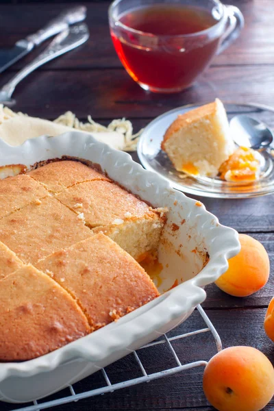 Домашний абрикосовый пирог в керамической форме, завтрак, избирательный фокус — стоковое фото