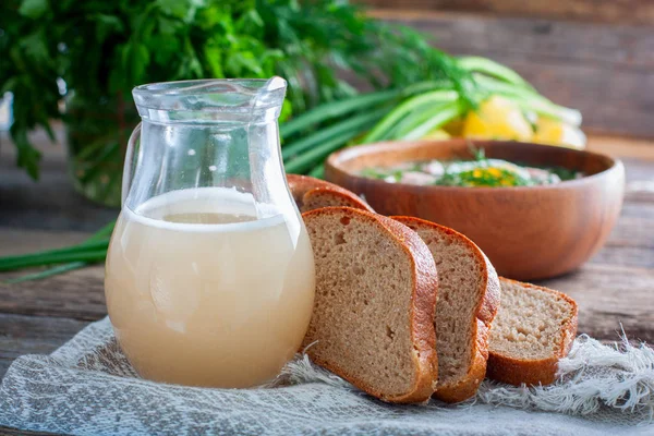 Bebida tradicional rusa - pan de trigo blanco kvass, horizontal — Foto de Stock