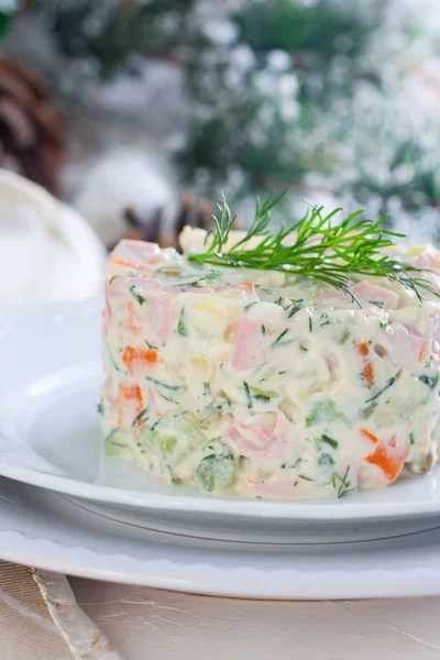 Зимний салат Оливье с колбасой, избирательный фокус — стоковое фото