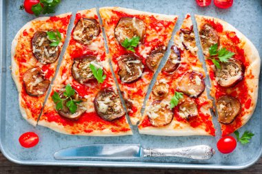 Vejetaryen pizza patlıcan ve domates sosu, üstten görünüm