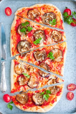 Vejetaryen pizza patlıcan ve domates sosu, üstten görünüm