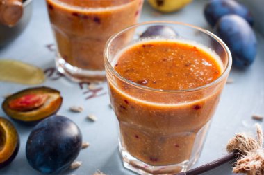 Metal bir tepsi, yatay cam bardaklarda Erik ile meyveli tatlılar