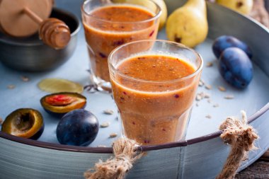 Metal bir tepsi, yatay cam bardaklarda Erik ile meyveli tatlılar