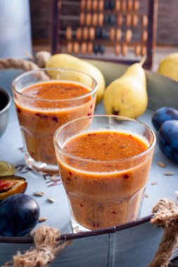 Erik, armut, Ayçekirdeği ve tatlım, seçici odak ile smoothies