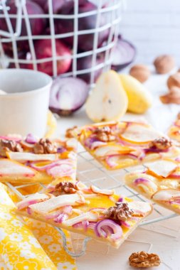 Armut, fındık, kırmızı soğan ve tatlım, seçici odak ile vejetaryen pasta