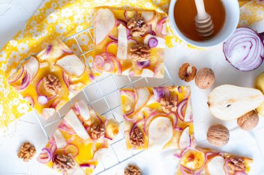 Soğan, armut ve fındık, üstten görünüm, yatay ile taze bir ince hamur pizza