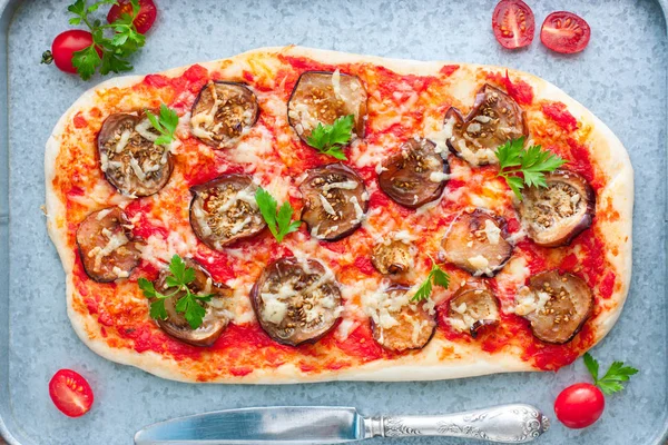 Vejetaryen pizza patlıcan ve domates sosu, üstten görünüm