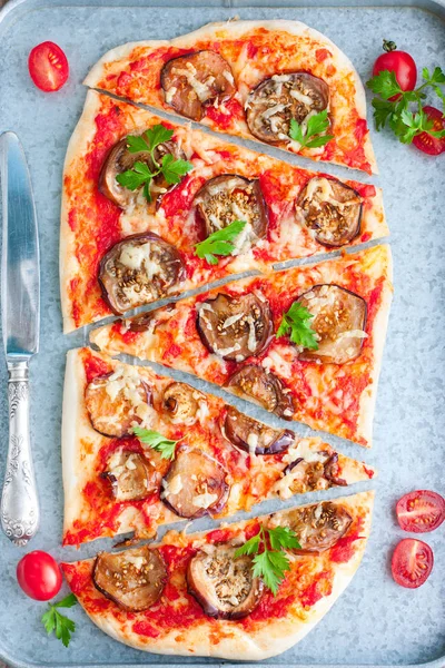 Vejetaryen pizza patlıcan ve domates sosu, üstten görünüm