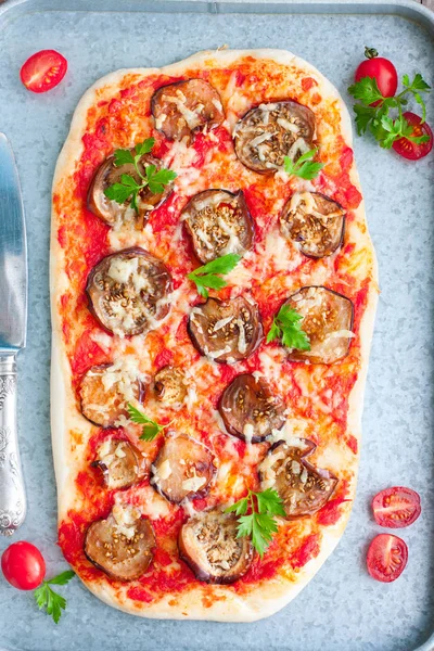 Vejetaryen pizza patlıcan ve domates sosu, üstten görünüm