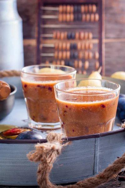 Erik, armut, Ayçekirdeği ve tatlım, seçici odak ile smoothies