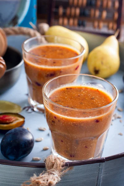 Erik, armut, Ayçekirdeği ve tatlım, seçici odak ile smoothies