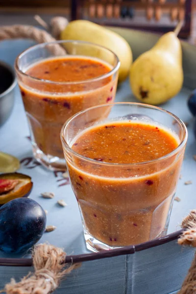 Erik, armut, Ayçekirdeği ve tatlım, seçici odak ile smoothies