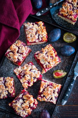 koyu arka plan, üstten görünüm üzerinde rustik erikli kek