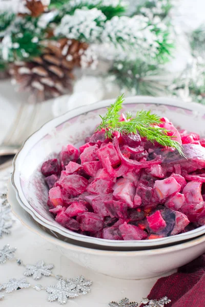 Рождественский салат со свеклой и селёдкой, избирательный фокус — стоковое фото