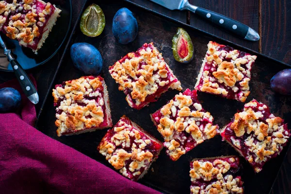 Karamelize Erik ve kın, üstten görünüm, yatay ile pasta