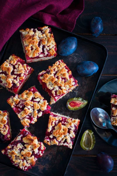 Gâteau aux prunes rustique sur fond sombre, vue de dessus — Photo