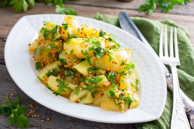 Patates salatası hardal ve maydanoz, yatay