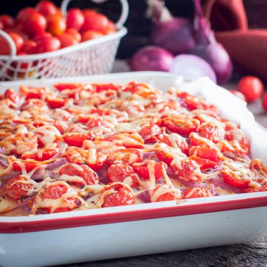 Yunan pasta Domates ve soğan, seçici odak ile