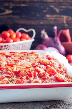 Yunan pasta Domates ve soğan, seçici odak ile