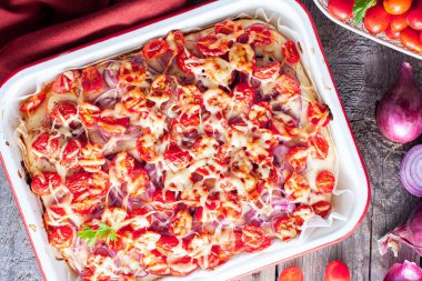 Yunan pasta Domates ve soğan, seçici odak ile