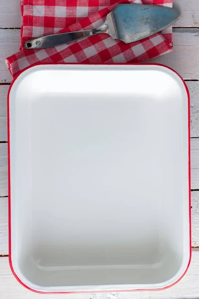 Schoon wit geëmailleerde formulier voor oven, bovenaanzicht, kopie ruimte — Stockfoto