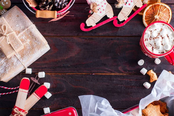 Рождественский фон с украшениями, печенье и какао, вид сверху, копировальное пространство — стоковое фото
