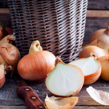 soğan bir tahta masa, kare kesilmiş