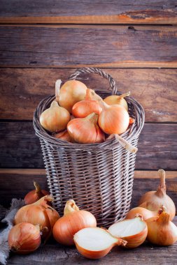 Hasır sepet, rustik tarzda seçici odak içinde soğan