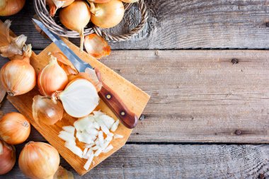 Dilimlenmiş soğan. Vitaminler, soğuk algınlığı. Soğan bir ahşap arka plan karşı soyulmuş. Görünümü, yatay üst, alanı Kopyala