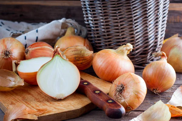 Gesneden ui op een houten bord, horizontale — Stockfoto