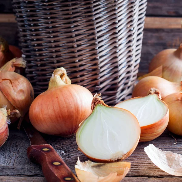 soğan bir tahta masa, kare kesilmiş