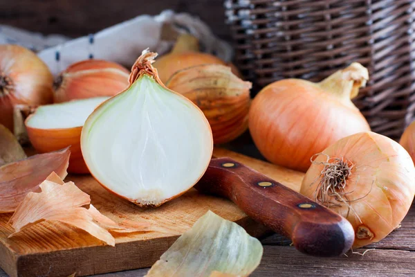 Bir tahta masa, yatay soğan kesmek