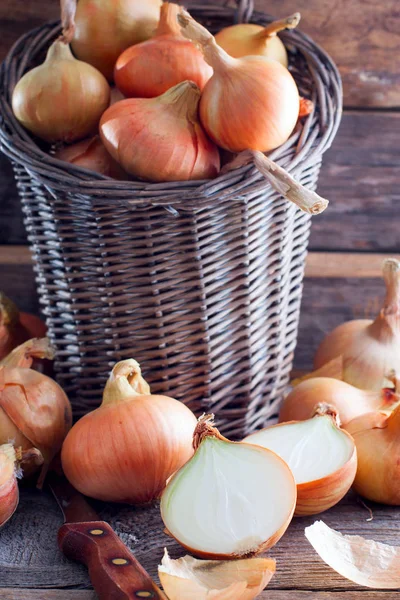 Hasır sepet, rustik tarzda seçici odak içinde soğan