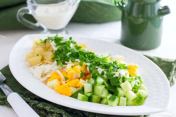 Salada com repolho, batatas, pepino e ovo, foco seletivo — Fotografia de Stock