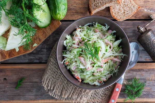 hazır salata lahana ve jambon bir ahşap masa, üstten görünüm, yatay