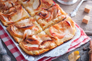 Elmalı turta bir masada ahşap rustik, Yatay ince lor hamur üzerinde