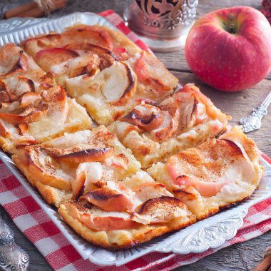 Elmalı turta ince lor hamur bir masada ahşap rustik, kare üzerinde