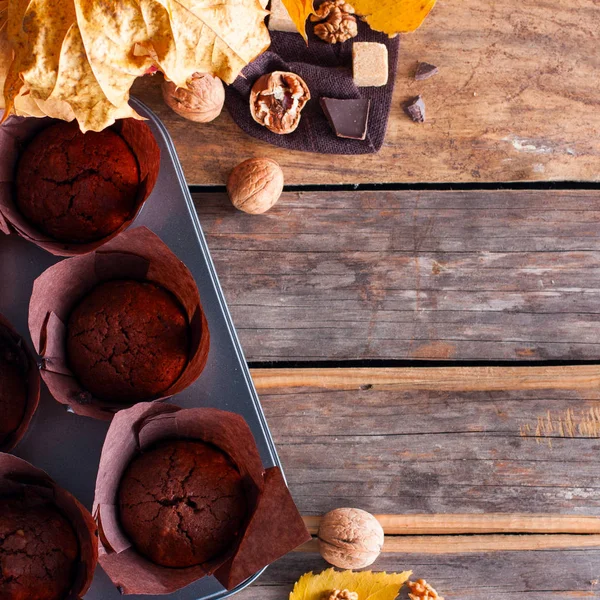 Magdalenas de chocolate, brownies con nueces y chocolate sobre fondo negro — Foto de Stock