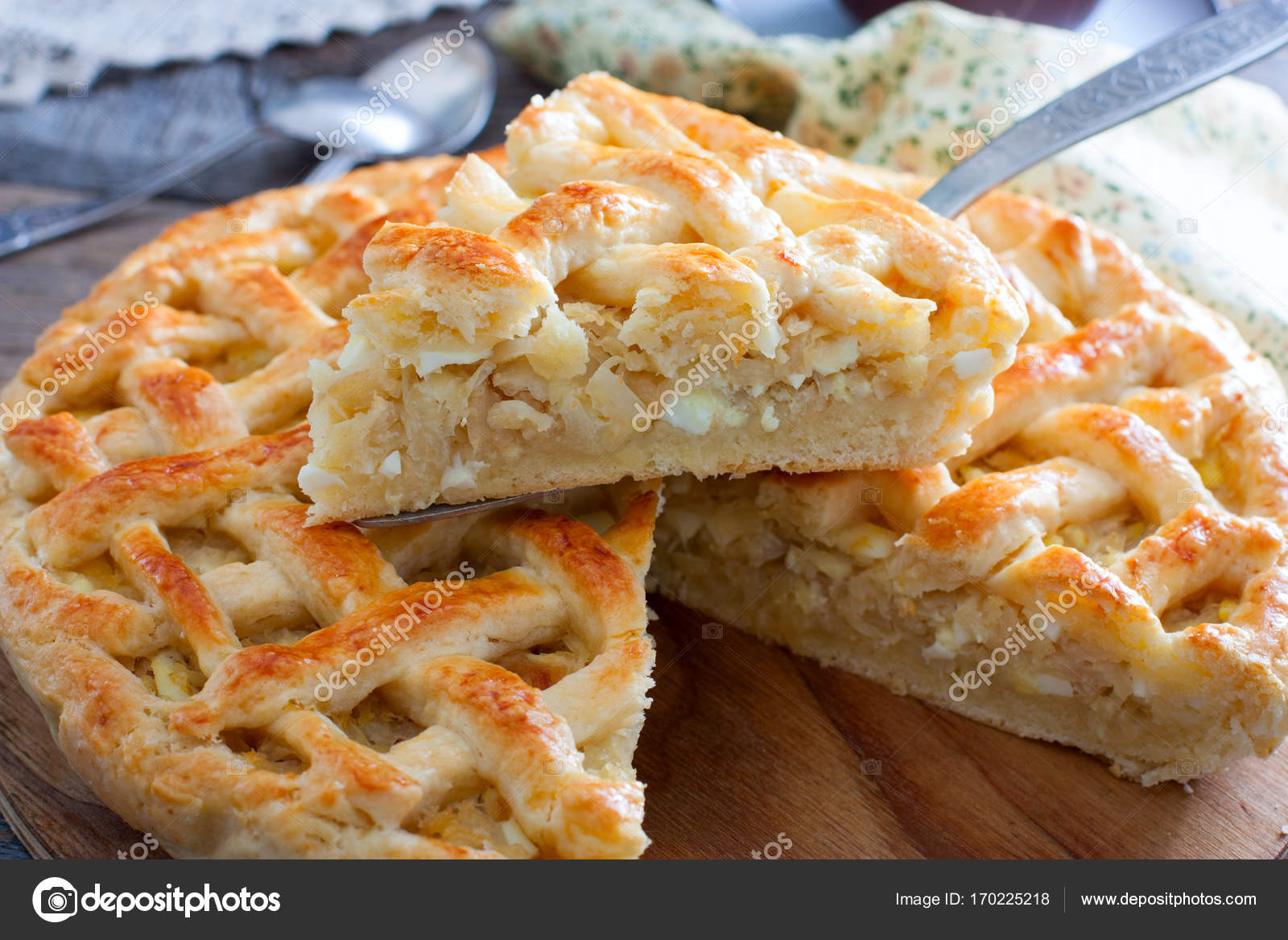 Пирог с капустой и рыбой. Кухня наизнанку заливной пирог с капустой. Пирогтс капустой и яйцом. Пирог кулебяка с капустой. Капустный пирог.