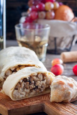 Mantar, peynir ve bir tahta masa, seçici odak tavuk Strudel.