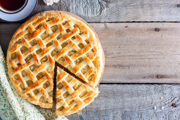 Torta de repolho branco com ovo fervido em uma mesa de madeira, visão superior, espaço de cópia — Fotografia de Stock