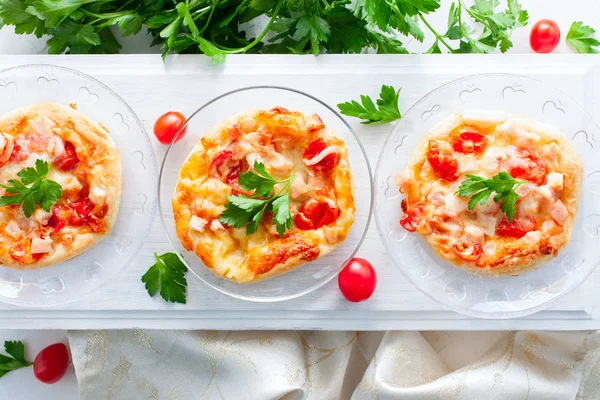 Mini pizza domates, jambon ve peynir ile tepesinde — Stok fotoğraf