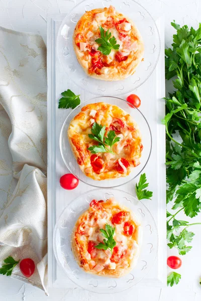 Mini pizza domates, jambon ve peynir ile tepesinde — Stok fotoğraf