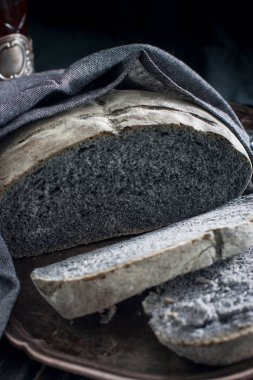 Ev yapımı siyah ekmek, seçici odak