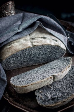 Ev yapımı siyah ekmek, seçici odak