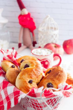 Noel ortamda geleneksel İsveç buns. Safran bun, İsveçli lussebulle veya lussekatt.