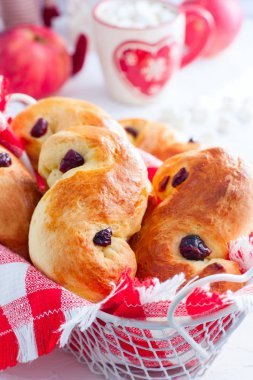 Noel ortamda geleneksel İsveç buns. Safran bun, İsveçli lussebulle veya lussekatt.