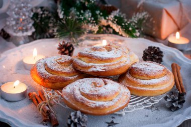 Geleneksel Noel İsveçli hamur işleri - Kanelbulla (tarçın ile buns) ile pudra şekeri, yatay